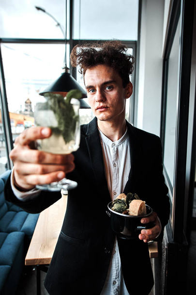 beau jeune homme d'affaires mangeant des fruits de mer dans un restaurant de luxe
 - Photo, image