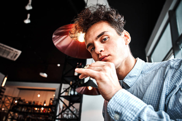 joven hombre de negocios guapo comiendo mariscos en un restaurante de lujo
 - Foto, imagen