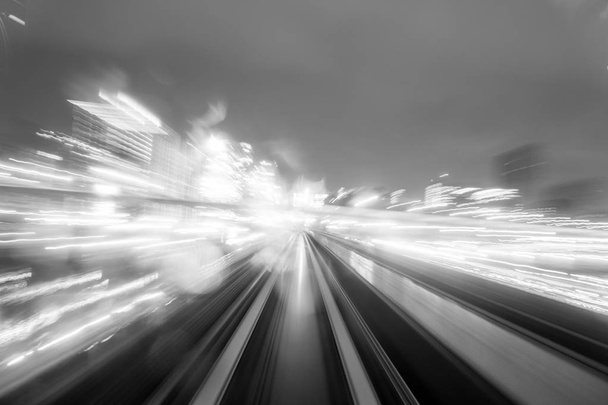 Prędkość ruchu w tunelu drogowego miejskiej autostrady - Zdjęcie, obraz