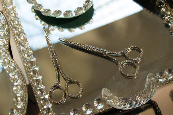 鏡の上にダイヤモンド付きの金属はさみ - 写真・画像