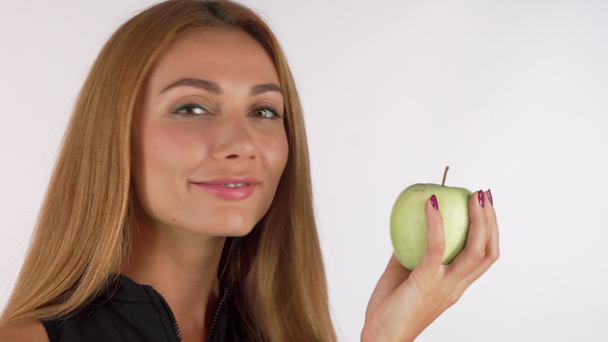 Mulher bonita saudável feliz sorrindo alegremente, segurando uma maçã
 - Filmagem, Vídeo
