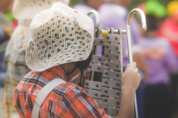 Schüler spielen Glockenspiel im Festzug bei der Sporteinweihung - Foto, Bild