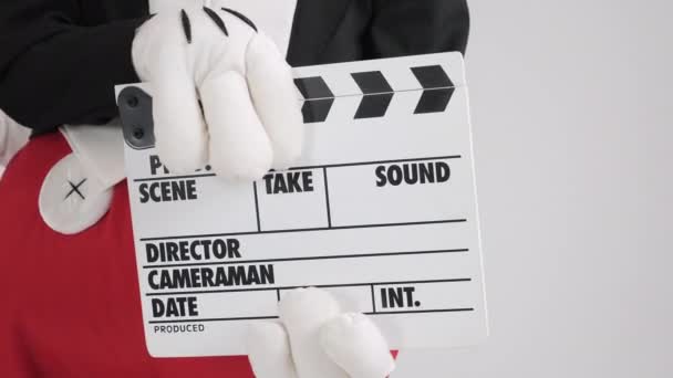 Handen met film productie klepel board, op wit - Video