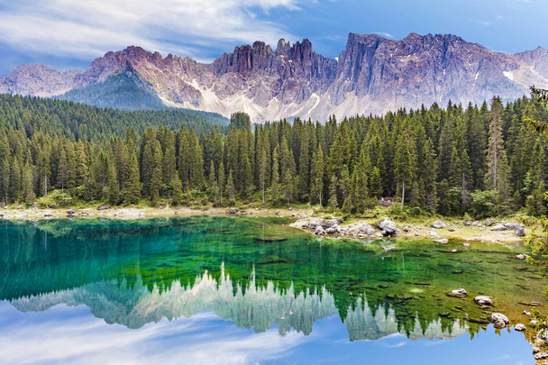 Tökéletesen tiszta smaragdzöld tó, Dolomitok - Fotó, kép