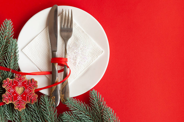  Feestelijke tafelschikking voor Kerstmis met geschenkdozen, bord, vork, mes en hartjes op een houten tafel. - Foto, afbeelding