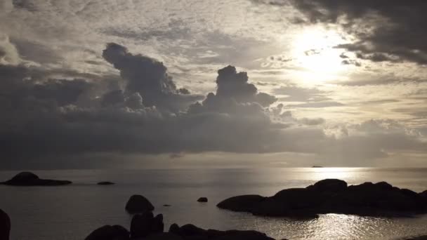 Zachte wolken boven zee met zonnestralen timelapse - Video
