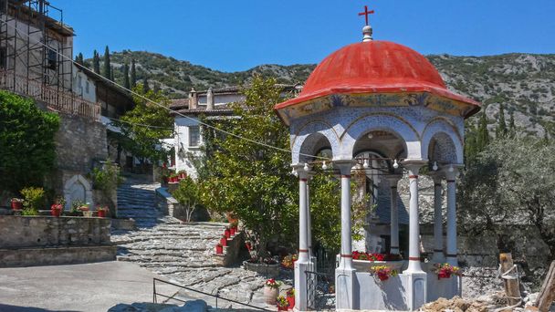 Ősi kolostor a Timiou Prodromou Keresztelő Szent János közelében Győr város, Central Macedonia, Görögország - Fotó, kép