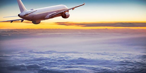Εμπορικό αεροπλάνο που πετούν πάνω από δραματική σύννεφα. - Φωτογραφία, εικόνα