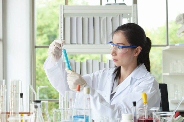 Cientista feminina asiática trabalhando em laboratório
 - Foto, Imagem