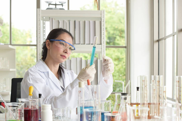 Asiatique femme scientifique travaillant en laboratoire
 - Photo, image