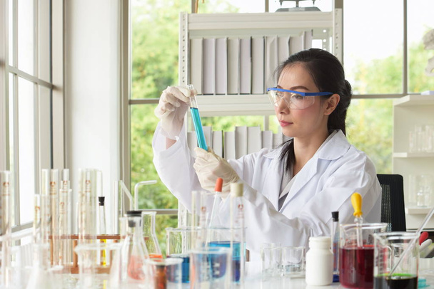 Cientista feminina asiática trabalhando em laboratório
 - Foto, Imagem
