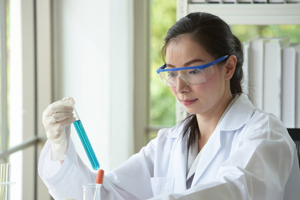 Aziatische vrouwelijke wetenschapper werken in laboratorium - Foto, afbeelding
