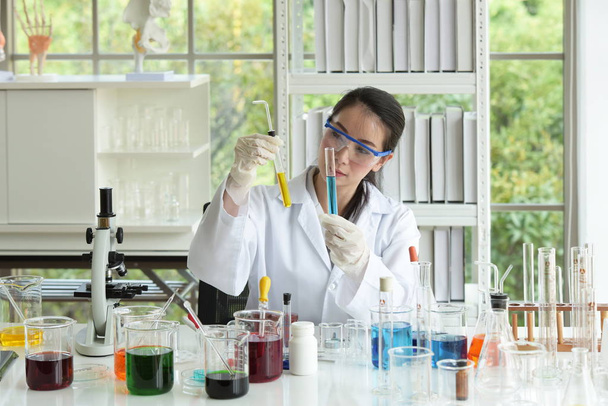 Азиатские учёные работают в лаборатории
 - Фото, изображение