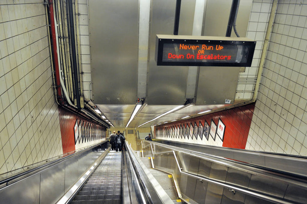 Эскалаторы в метро Нью-Йорка
 - Фото, изображение