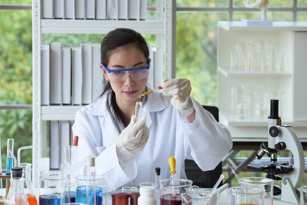Laboratóriumban dolgozó ázsiai női tudós - Fotó, kép