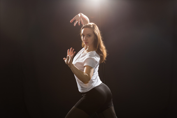 Les gens et le concept de danse - Gros plan de la jeune femme sportive dansant la danse de rue en studio
 - Photo, image