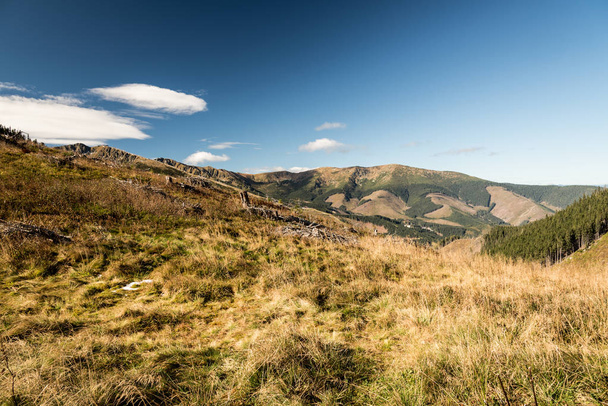 Paesaggio della catena montuosa Nizke Tatry dal passo di montagna sedlo Javorie sopra valle Demanovska dolina in Slovacchia durante la bella giornata autunnale con cielo blu e solo poche nuvole
 - Foto, immagini
