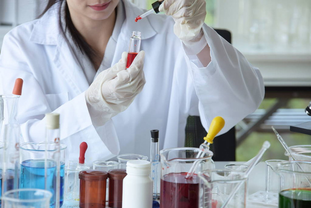 Asijská vědkyně pracující v laboratoři - Fotografie, Obrázek