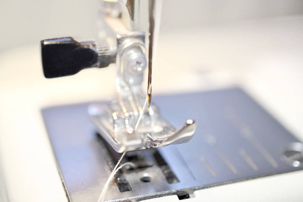 needle sewing machine foot close-up makkro seam - Φωτογραφία, εικόνα