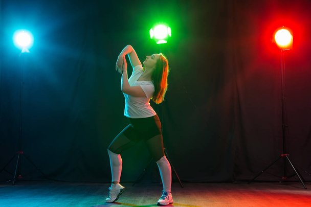 Концепція хіп-хопу, джазового фанку, тектоніка, вакуум, трансу та вуличних танців - Молода жінка танцює джазовий фанк у студії
 - Фото, зображення