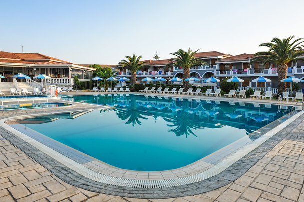 greece.chaise longue tropikal otel ve Yüzme Havuzu hotel.swimming havuzunda zakynthos palm trees.resort havuzlu lüks Yüzme Havuzu - Fotoğraf, Görsel
