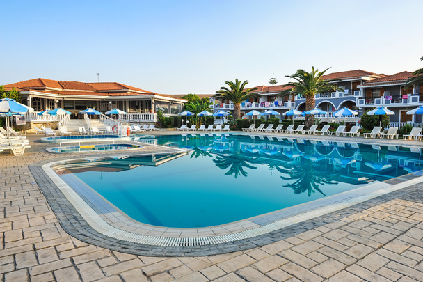 greece.chaise longue tropikal otel ve Yüzme Havuzu hotel.swimming havuzunda zakynthos palm trees.resort havuzlu lüks Yüzme Havuzu - Fotoğraf, Görsel