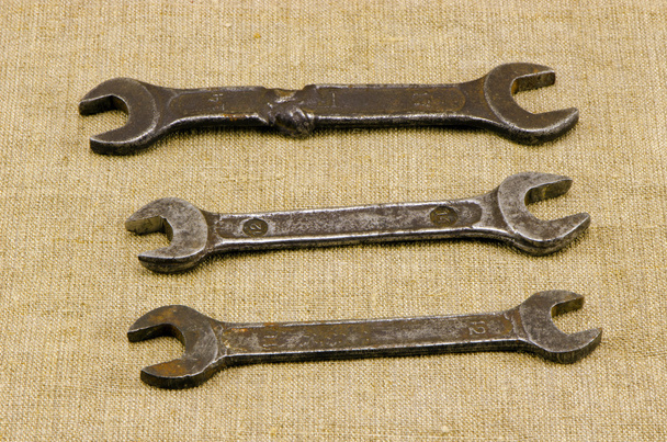 trzy klucze retro śruby klucz narzędzia na pościel - Zdjęcie, obraz