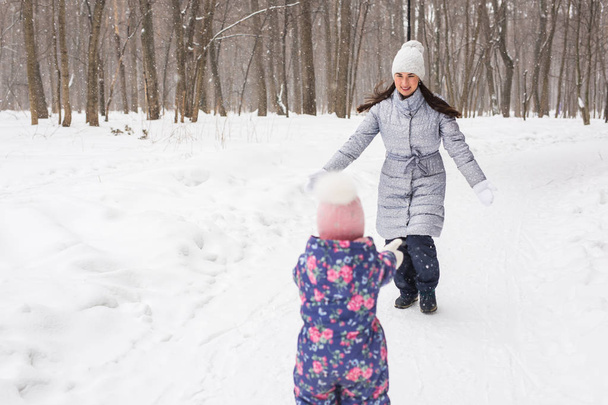 Concept de famille et de nature - Mère et fille s'amusent dans le parc d'hiver
 - Photo, image