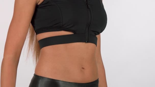 Mujer fitness midiendo su cintura con cinta métrica aislada
 - Imágenes, Vídeo