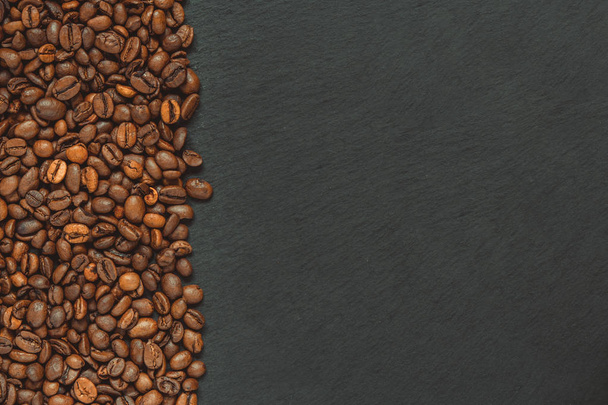 アラビカ種とロブスタのコーヒー豆 (良い点、悪い穀物) - (ロースト コーヒー穀物) をブレンドします。黒の背景。平面図です。コピー スペース. - 写真・画像