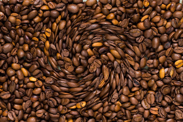 chicchi di caffè (grano buono e cattivo) - miscela arabica e robusta (chicco di caffè tostato). Fondo nero. Vista dall'alto. Copia spazio
. - Foto, immagini