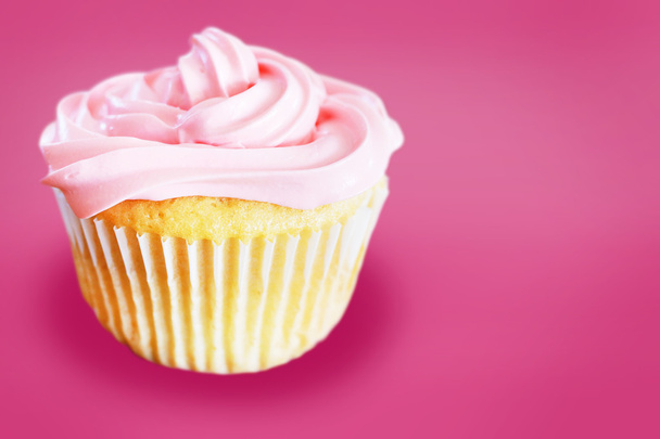 Vanilla cupcake with pink frosting - Foto, afbeelding