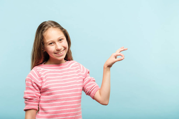 smiling girl holding virtual object string hands - Foto, Imagen