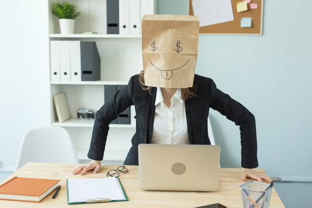 ビジネス、感情およびお金の概念 - オフィス狂気の女性は、彼女の頭の上塗装変な顔でパッケージを配置しました。彼女の目のドル記号 - 写真・画像