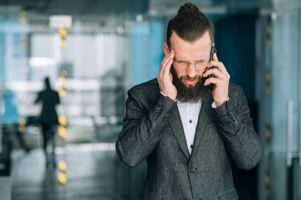 człowiek mówi mobilnych ból głowy biznesowej rozmowy telefonicznej - Zdjęcie, obraz