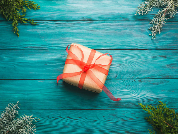 Vánoční dárková krabička na zeleném pozadí - Fotografie, Obrázek