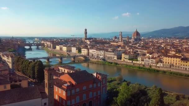 Luchtfoto. Florence Ponte Vecchio brug en de Skyline van de stad in Italië. Florence is de hoofdstad van de Italiaanse regio Toscane. - Video