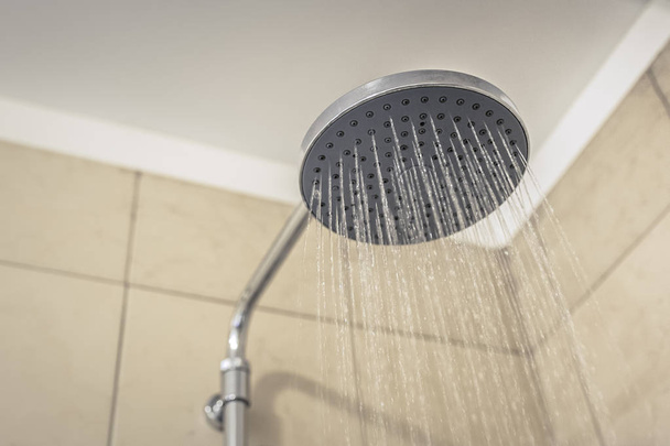 Woda lejąca się z głowica prysznicowa w łazience - Zdjęcie, obraz