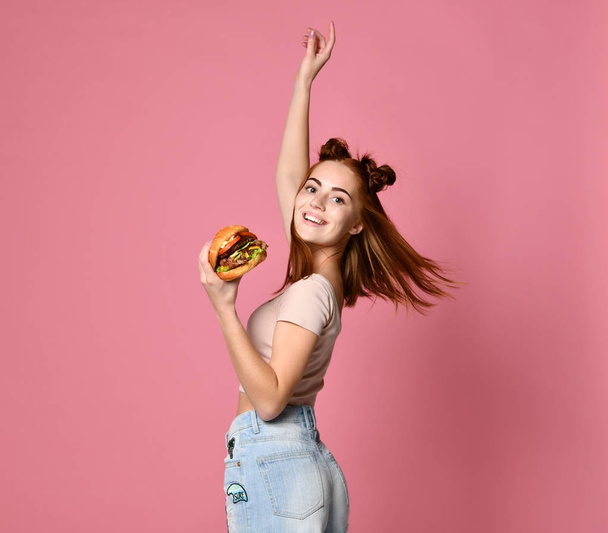 Stylish and young girl in sunglasses holding burger on pink background. - Fotoğraf, Görsel