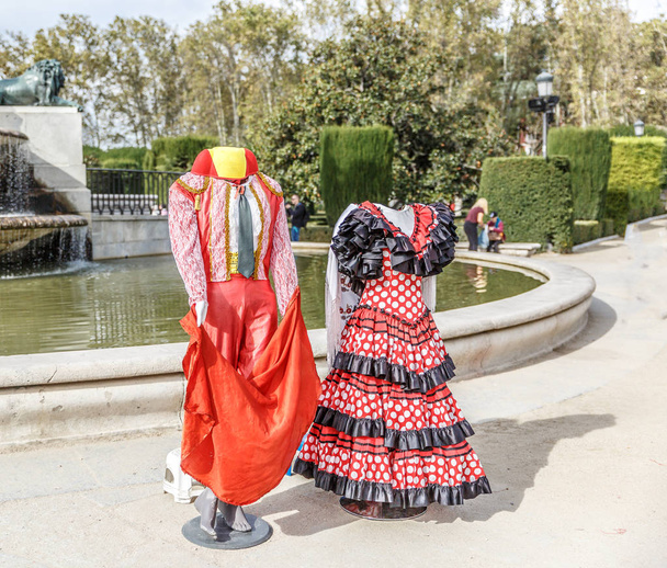 Stierenvechter en Sevilliaanse kostuum in de Plaza de Oriente in Madrid, Spanje - Foto, afbeelding