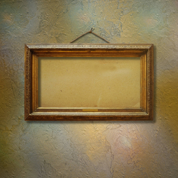 Antiguo marco adornado de oro vintage para la imagen en la pared de piedra grunge
 - Foto, Imagen