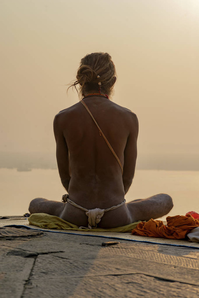 yogi na costa da gangue, Varanasi, Índia, novembro 2015
 - Foto, Imagem