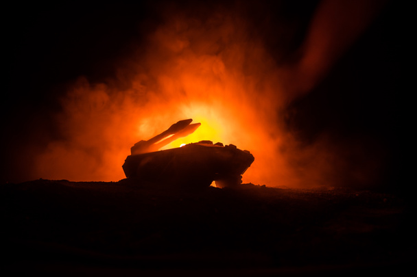 Raketlancering met vuur wolken. Battle scène met raket raketten met een kernkop gericht op sombere hemel 's nachts. Raket voertuig op oorlog achtergrondkleur. Selectieve aandacht - Foto, afbeelding