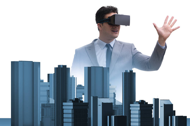 Uomo con occhiali di realtà virtuale che fa pianificazione urbana - Foto, immagini