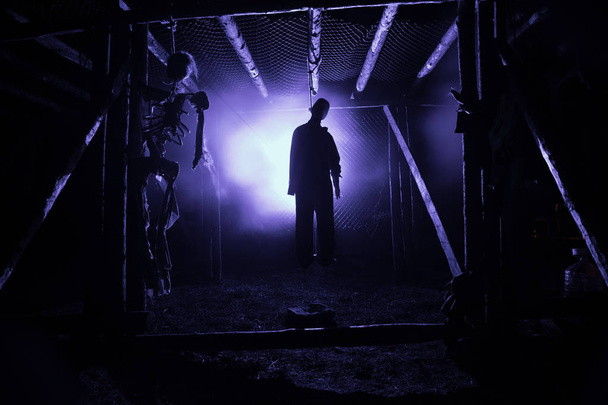 夜の霧に足場に吊された男と背景にトーンの光のホラー ビュー シルエット。実行 (または自殺) の装飾。ホラー ・ ハロウィン ・ コンセプト. - 写真・画像