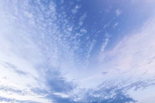 Lindas nuvens e céu fundo sobre a Inglaterra Reino Unido. Padrão de tempo de naturezas de ângulo largo com cores brancas e azuis
 - Foto, Imagem