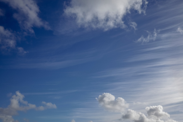 Nuvens brancas incríveis e céu azul fundo com padrões naturais e texturas no céu
 - Foto, Imagem