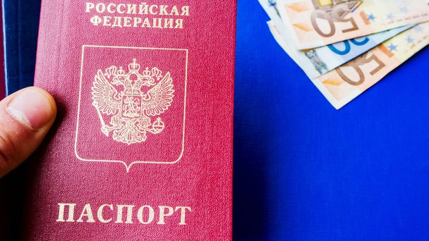 Российский паспорт на пачке векселей
 - Фото, изображение