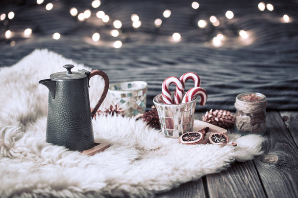 Csendélet otthoni dekoráció, egy teáskannát a fény a háttérben, a holiday koncepció a belseje a szoba fából készült háttér - Fotó, kép