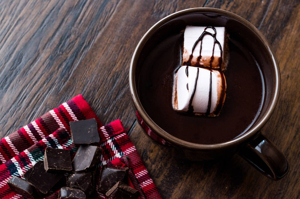Hot Chocolate with Marshmallow Candies and Sauce. Juicy Dessert. - Foto, Imagem